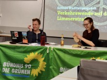 Die Grünen-Sprecher*innen Bela Mittelstädt und Greta Garlichs
