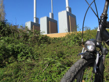 Fahrrad vor dem Heizkraftwerk Linden-Limmer