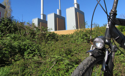 Fahrrad vor dem Heizkraftwerk Linden-Limmer